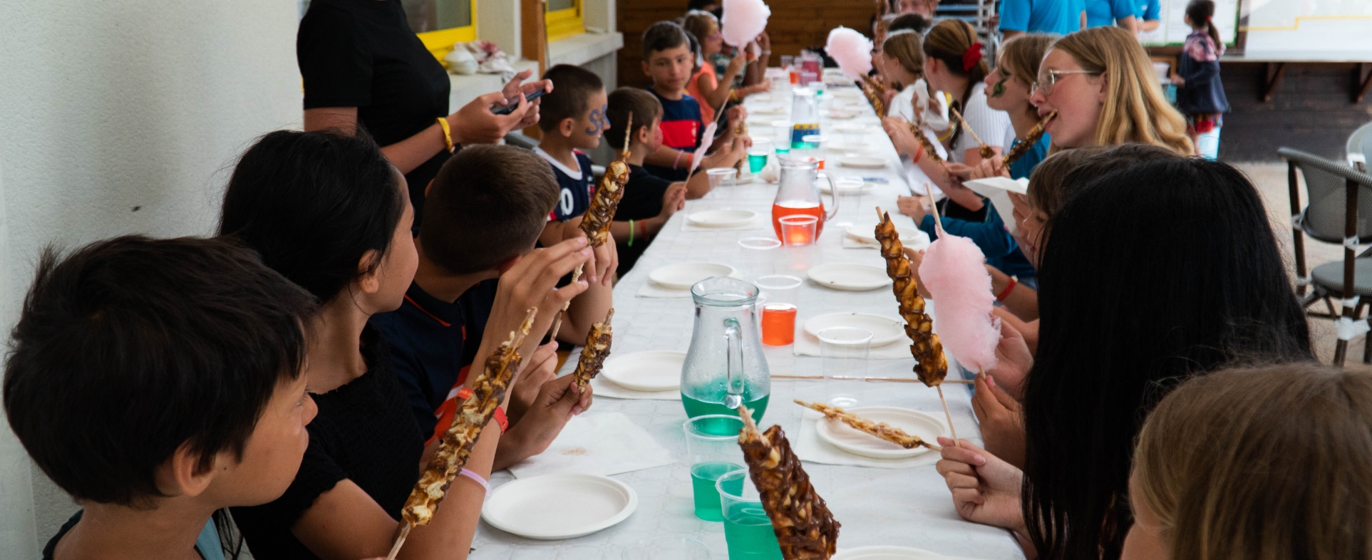 Nachmittagsparty, Kinderaktivitäten auf dem Campingplatz Les Bords de Loue im Jura