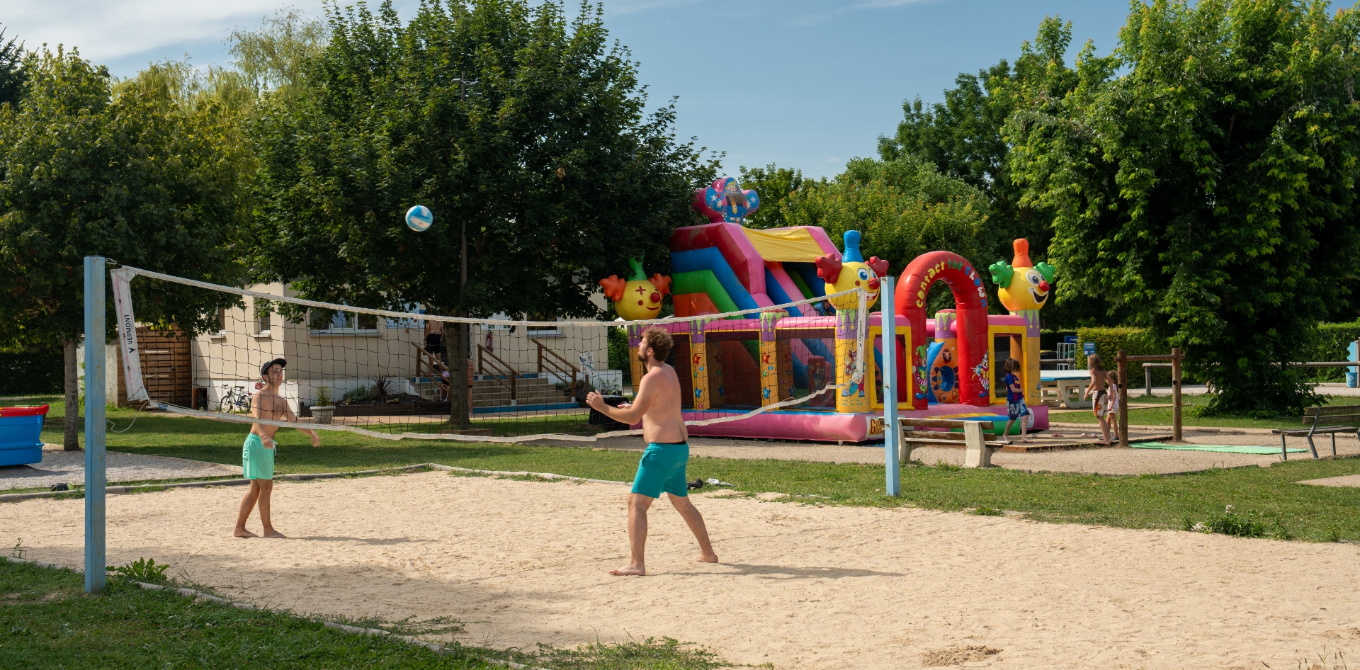 Activiteit volleyballen op camping 