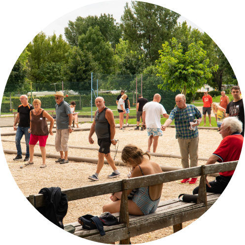 Tournoi de pétanque au camping les bords de Loue en Bourgogne-Franche-Comté