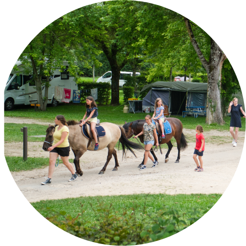 Ponyreiten auf dem Campingplatz Les Bords de Loue in Bourgogne-Franche-Comté