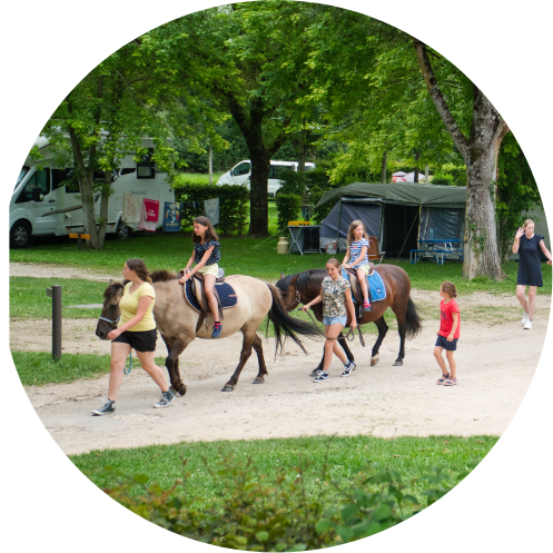 Balade en poney au camping les bords de Loue en Bourgogne-Franche-Comté