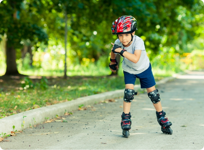 Introduction to rollerskating, an activity on offer at Les Bords de Loue campsite in Jura