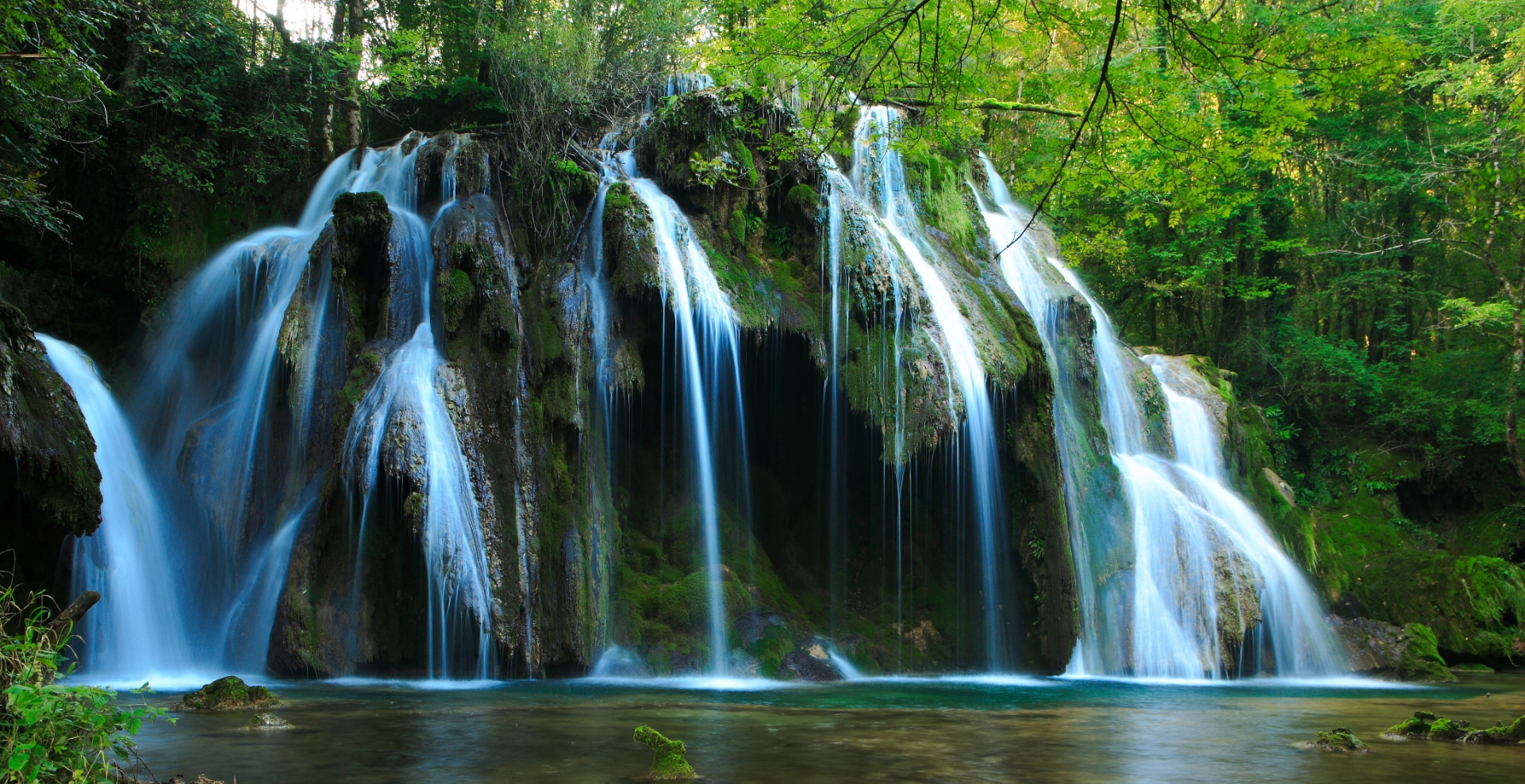 Waterval 'Cascade des Tufs' in het dorp Planches-Près-Arbois, in de buurt van camping 