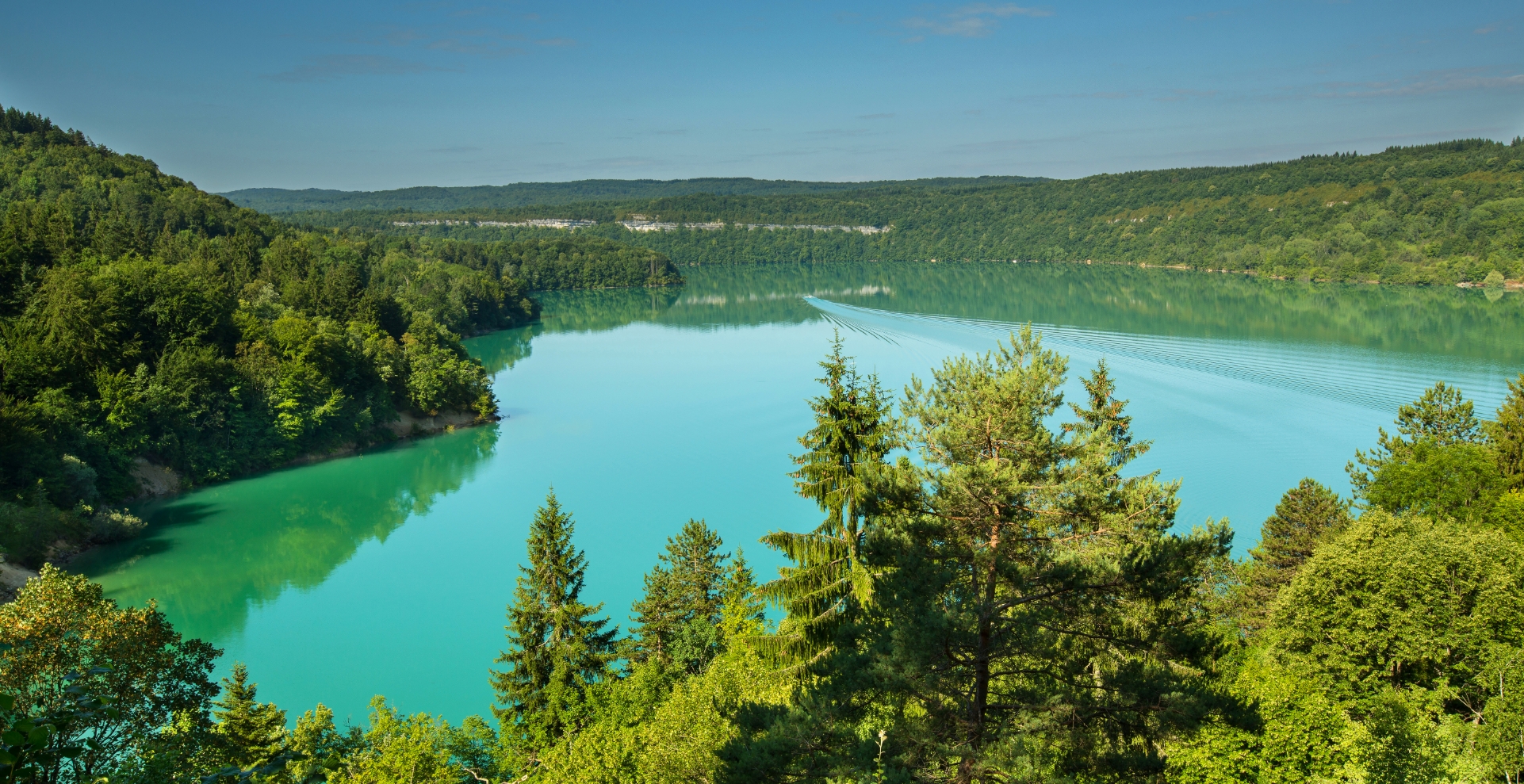 Vouglans-See in der Umgebung des Campingplatzes Les Bords de Loue