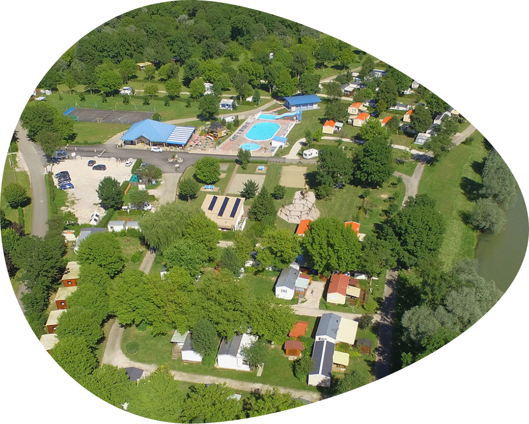 Vue aérienne du camping les Bords de Loue, votre camping nature dans le Jura