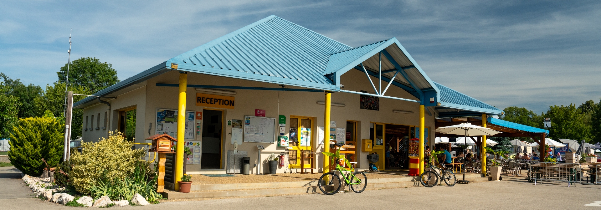 Exterior view of the reception at Les Bords de Loue campsite in Jura