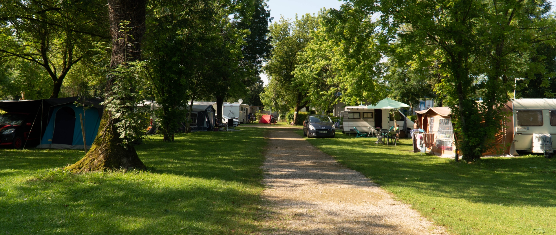 Vue générale des emplacements du camping dans le Jura les Bords de Loue, pour les tentes, caravanes et camping-car