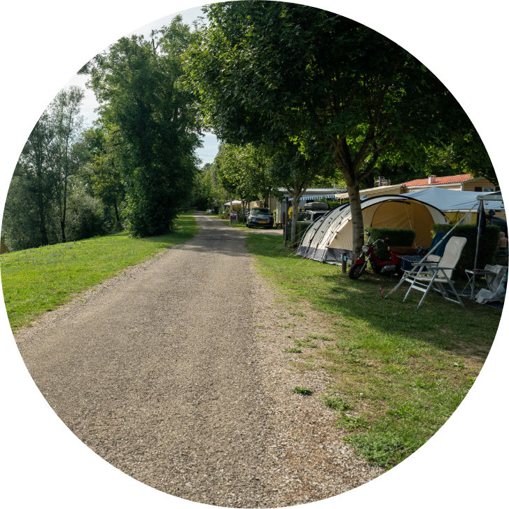 Les emplacements du camping dans le Jura les Bords de Loue, pour les caravanes