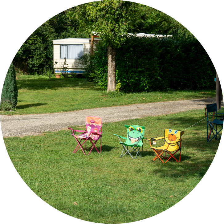 Die Stellplätze für Wohnwagen des Campingplatzes im Jura
