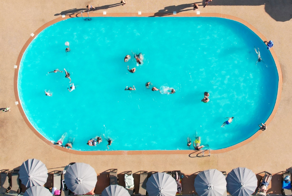 Vue aérienne de la piscine ovale de l’espace aquatique du camping les Bords de Loue