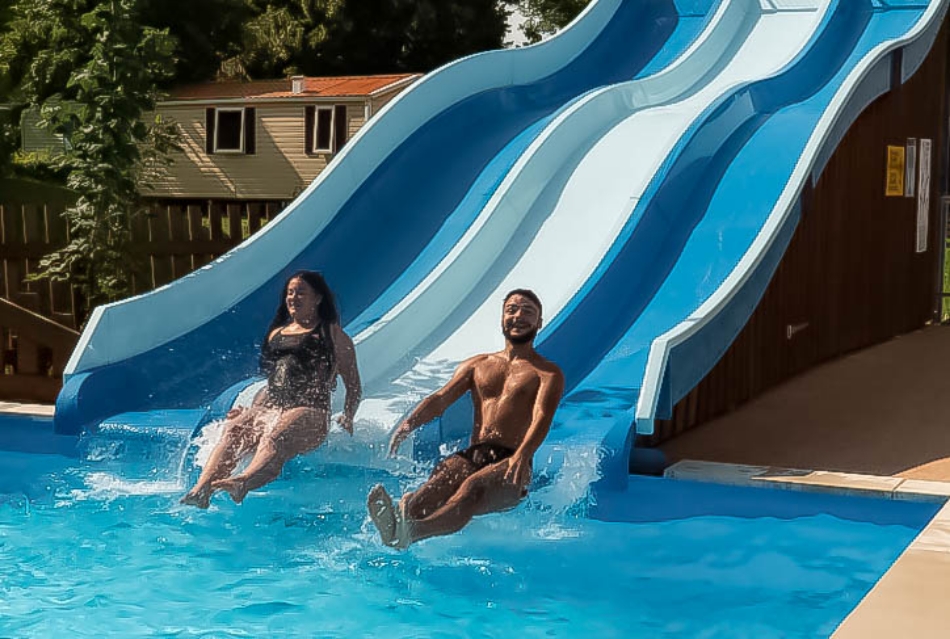 Les toboggans de l’espace aquatique du camping dans le Jura les Bords de Loue