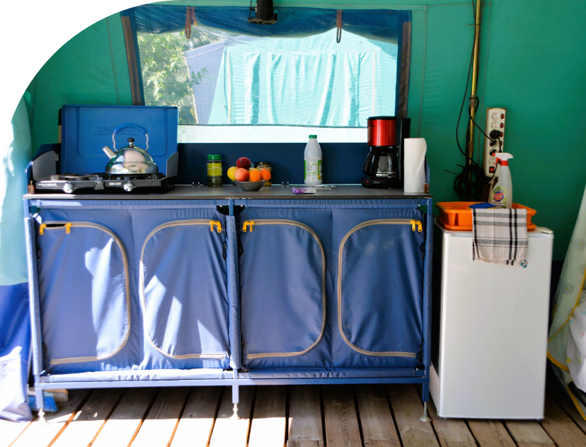 Der Küchenbereich des Zeltbungalows, zu vermieten auf dem Campingplatz Les Bords de Loue im Jura