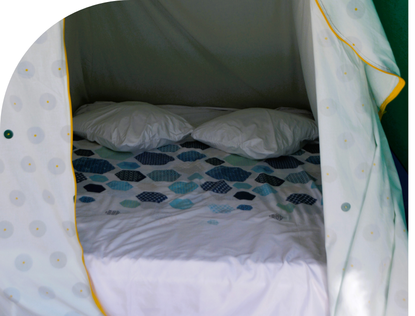Schlafzimmer des Zeltbungalows, zu vermieten auf dem Campingplatz Les Bords de Loue in Parcey