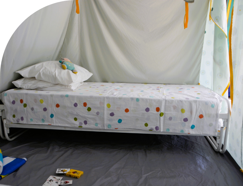 Schlafzimmer mit 1 Doppelbett des Zeltbungalows, zu vermieten auf dem Campingplatz Les Bords de Loue im Jura