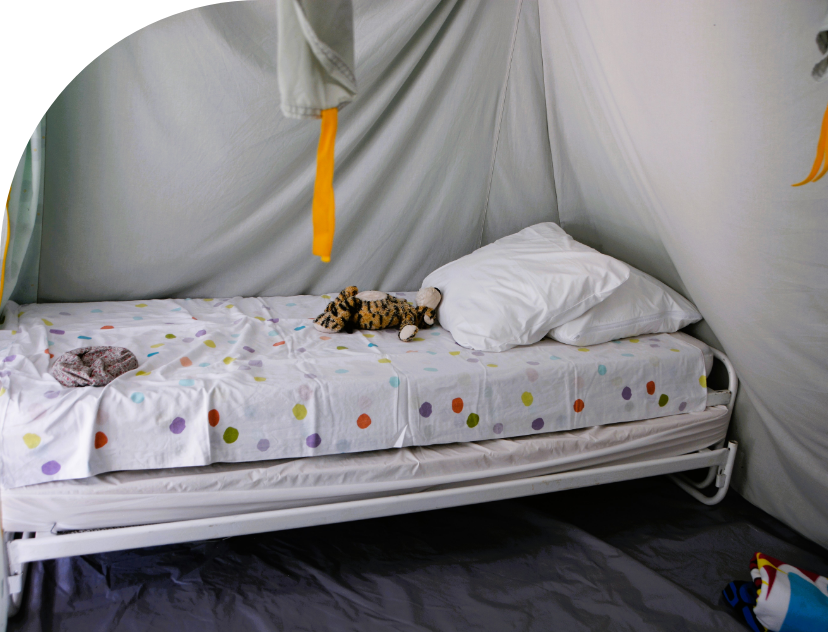Kamer met tweepersoonsbed van de bungalowtent, te boeken op camping 