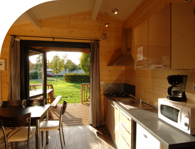 Der Küchenbereich des Chalets Monia, zu vermieten auf dem Campingplatz Les Bords de Loue im Jura