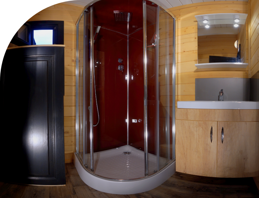 Salle d’eau avec douche et lavabo, du chalet Monia en location au camping les Bords de Loue dans le Jura