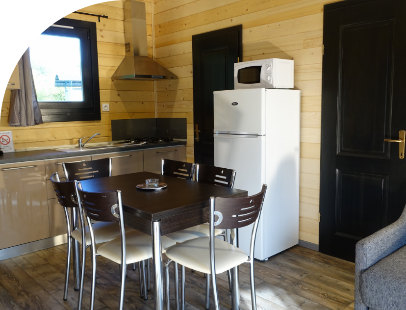 Küchenbereich des Chalets Savania, zu vermieten auf dem Campingplatz Les Bords de Loue in der Region Bourgogne-Franche-Comté