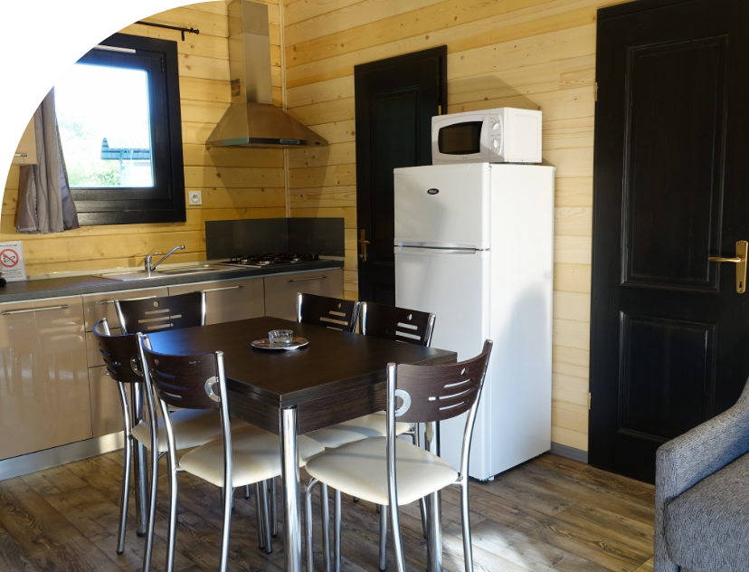 Espace cuisine du chalet Savania en location au camping les Bords de Loue en région Bourgogne-Franche-Comté