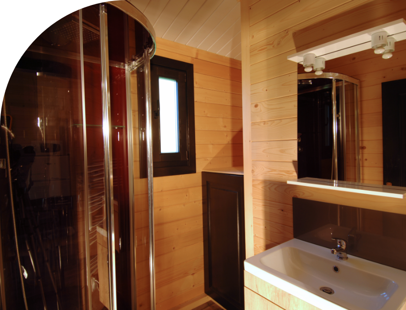 Badkamer met douche en wastafel van chalet Savania, te boeken op camping 