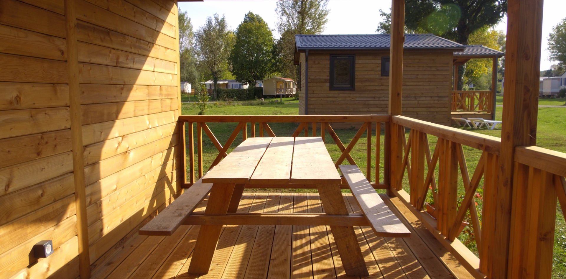 Location de chalet Savania dans le Jura avec terrasse en bois couverte