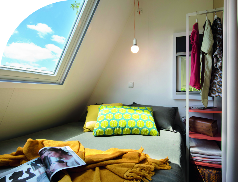 Schlafzimmer mit 1 Doppelbett von Coco Chrono, der originellen Mietunterkunft auf dem Campingplatz Les Bords de Loue im Jura
