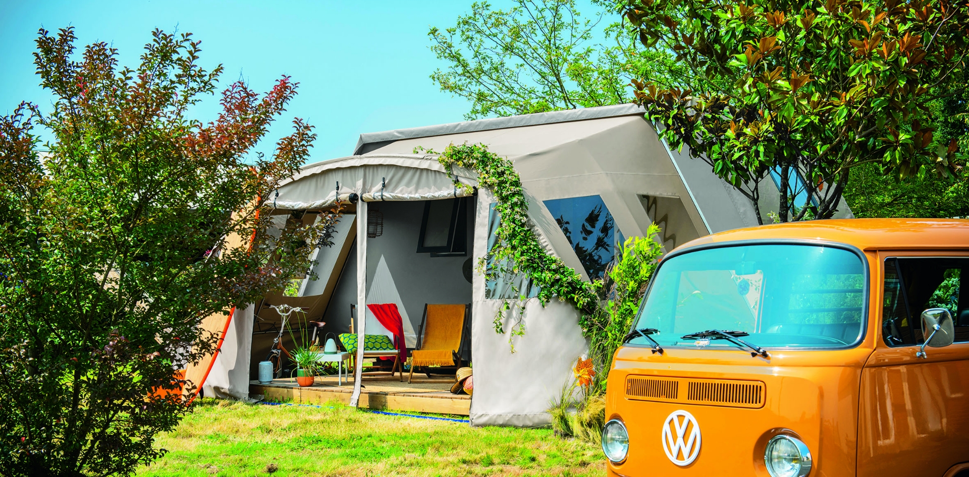 Ansicht von Coco Chrono, der originellen Mietunterkunft auf dem Campingplatz Les Bords de Loue im Jura