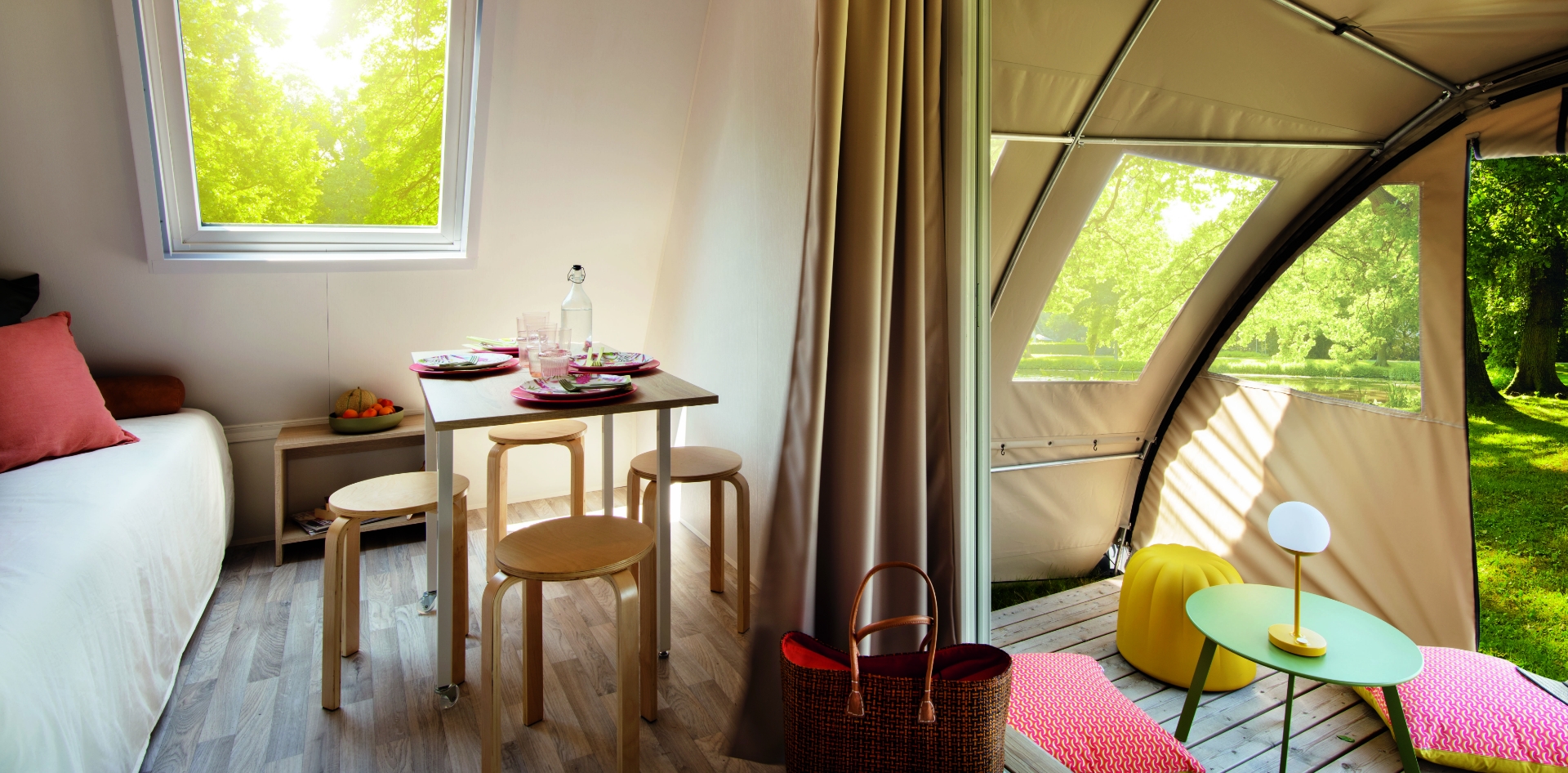 Schlafbereich und Wohnbereich von Coco Chrono, der originellen Mietunterkunft auf dem Campingplatz Les Bords de Loue im Jura