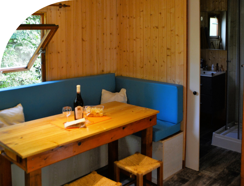 L’Espace cuisine – salle à manger du Grand Chalet en location au camping les Bords de Loue en région Bourgogne-Franche-Comté