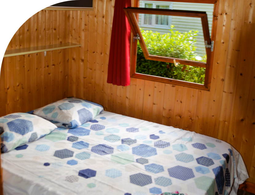 Schlafzimmer mit 1 Doppelbett des großen Chalets, zu vermieten auf dem Campingplatz Les Bords de Loue im Jura