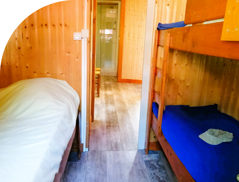Schlafzimmer mit 1 Doppelbett, Stauraum + 1 Etagenbett für 2 Personen des großen Chalets, zu vermieten auf dem Campingplatz Les Bords de Loue