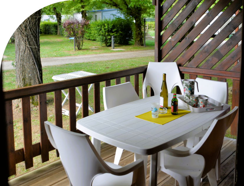 Überdachte Terrasse des großen Chalets, zu vermieten auf dem Campingplatz Les Bords de Loue im Jura