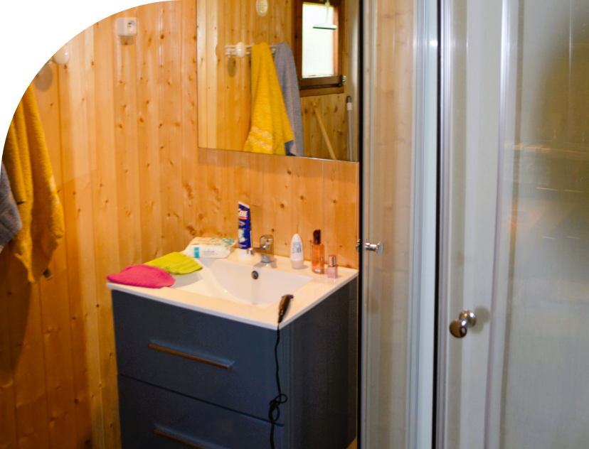 Salle d’eau avec douche du Grand Chalet en location au camping les Bords de Loue en région Bourgogne-Franche-Comté