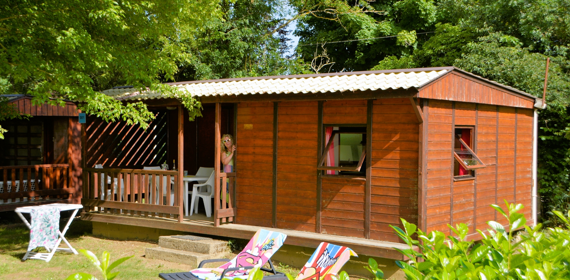 Außenansicht großes Chalet, zu vermieten auf dem Campingplatz Les Bords de Loue im Jura