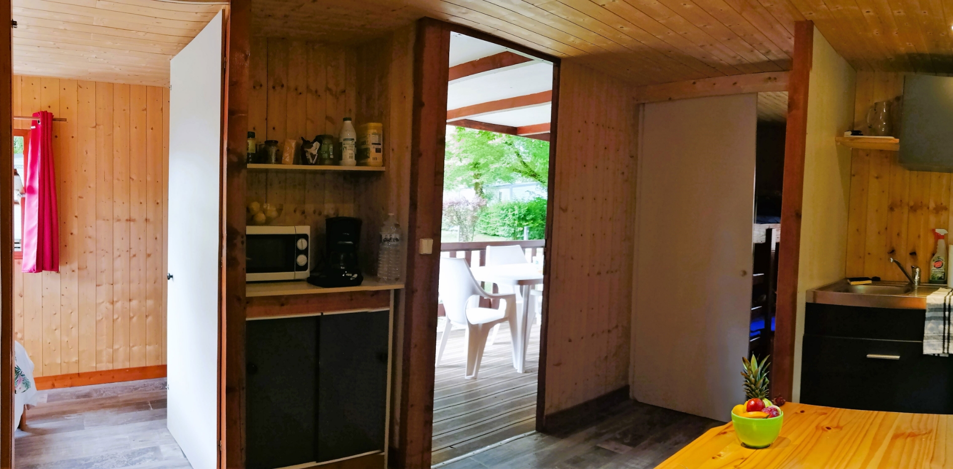 Der Küchen-/Essbereich des großen Chalets, zu vermieten auf dem Campingplatz Les Bords de Loue in Parcey