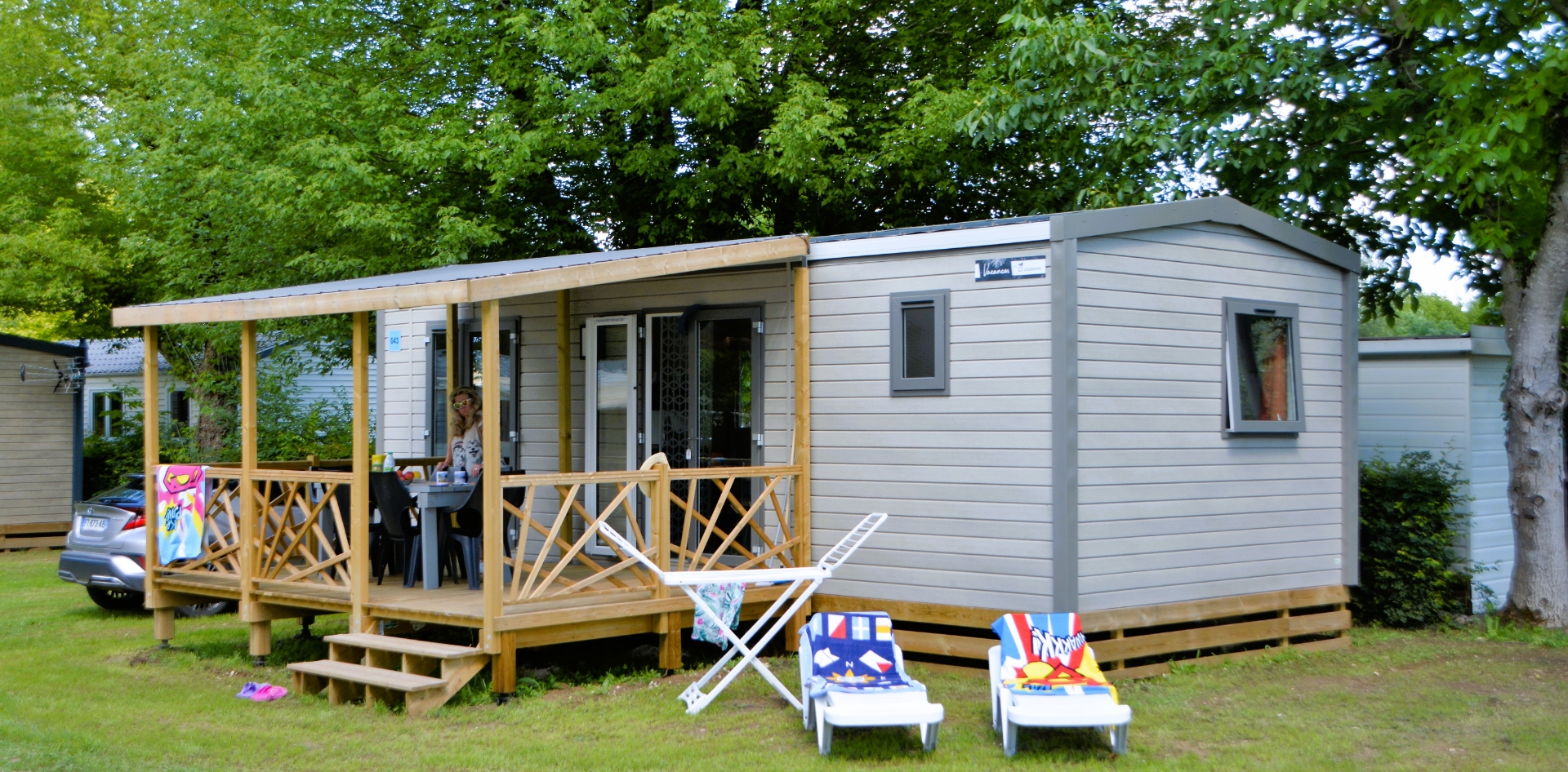 Vue extérieure du mobil-home 2 chambres en location au camping les Bords de Loue