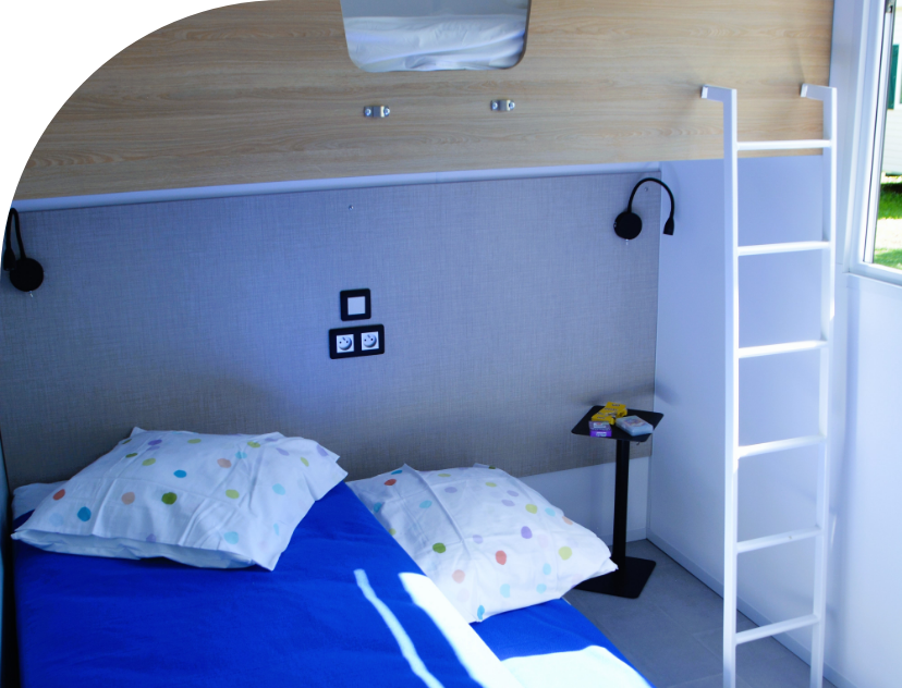 Kamer met 1 groot bed in stacaravan Family Jura