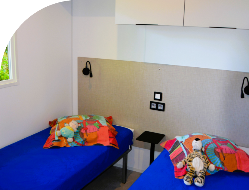 Schlafzimmer mit 2 Betten des Mobilheims Family Jura
