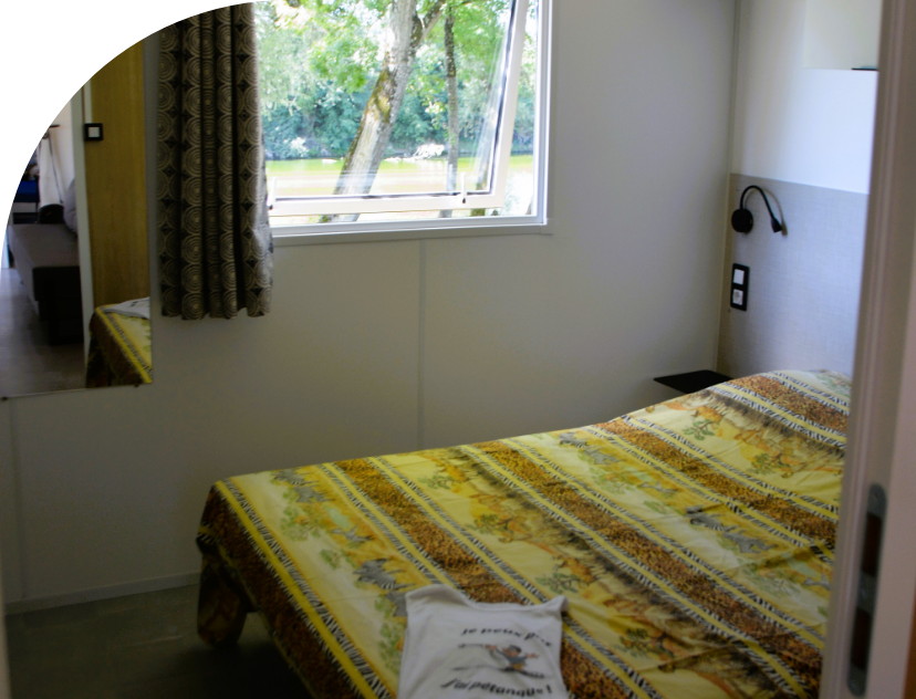 Schlafzimmer mit 1 Doppelbett des Mobilheims Family Jura