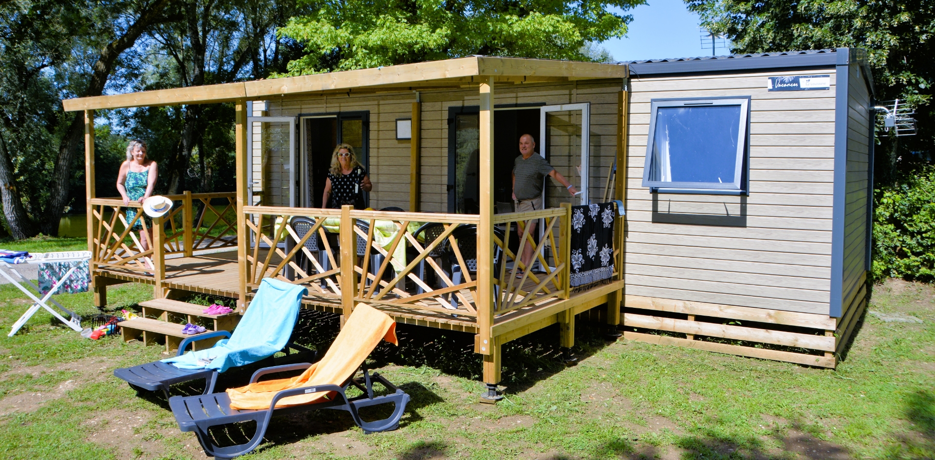 Mobilheim Family Jura mit überdachter Terrasse