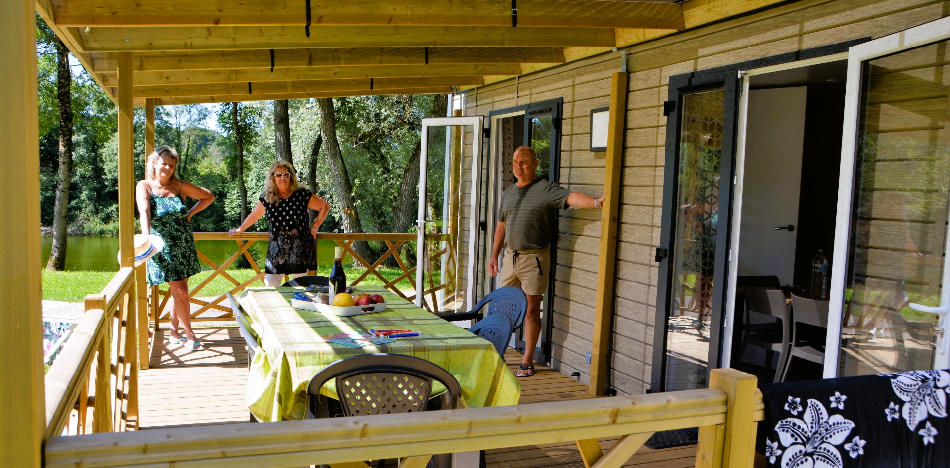 Überdachte Holzterrasse des Mobilheims Family Jura