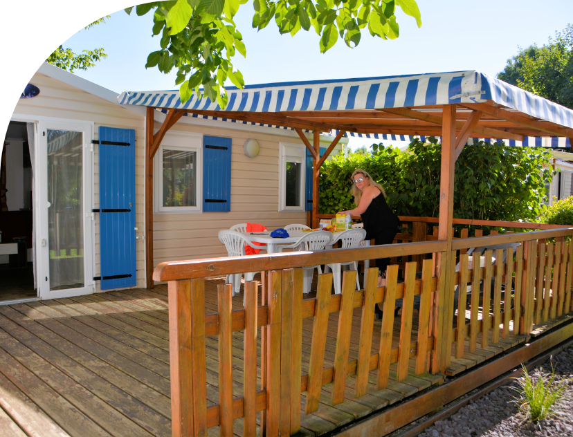 Überdachte Terrasse des Mobilheims Privilège 2 Schlafzimmer