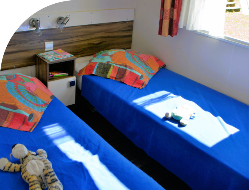 Chambre avec 2 lits du mobil-home Privilège