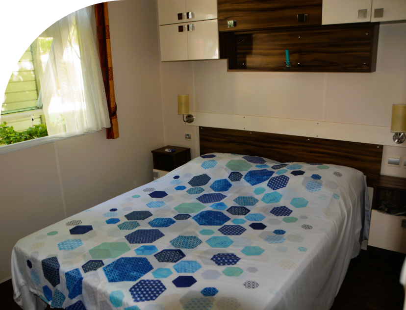 Chambre avec 1 grand lit du mobil-home Privilège