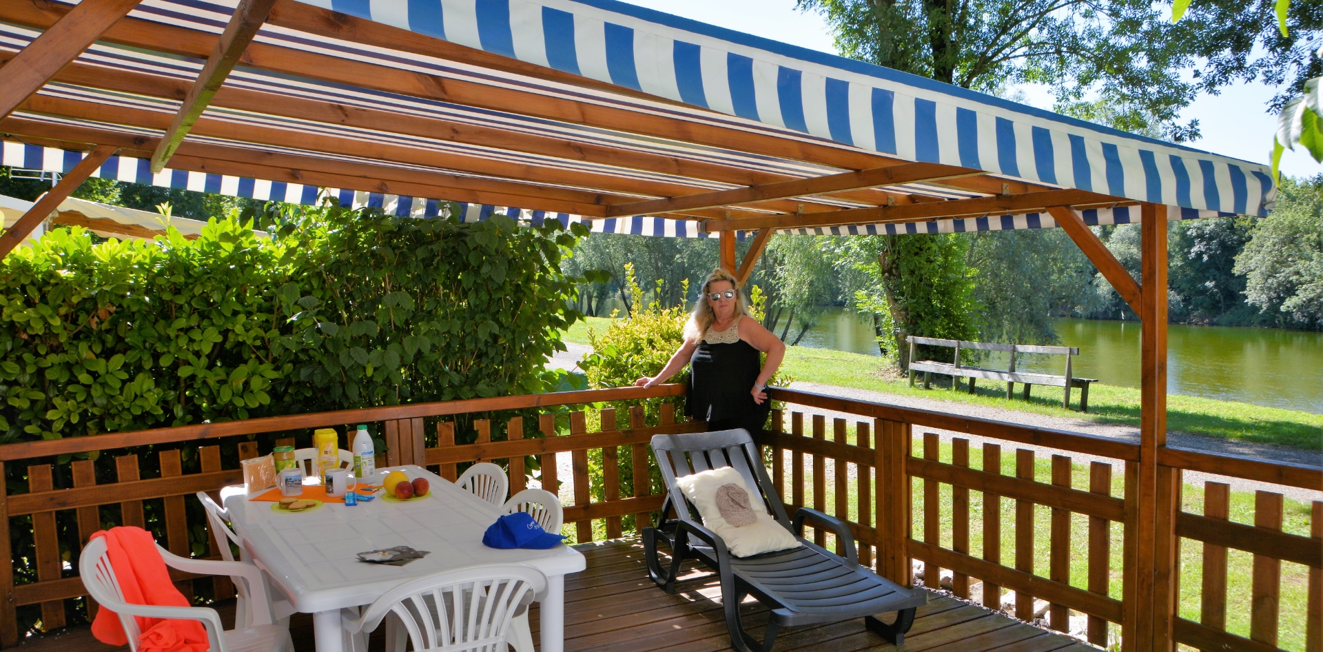 Covered terrace in the Privilege mobile home with 2 bedrooms, holiday rental in Jura