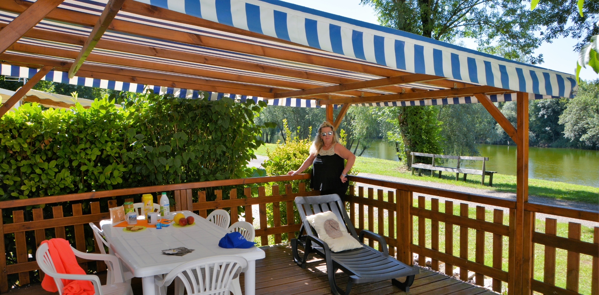 Terrasse couverte du mobil-home Privilège 2 chambres, location vacances dans le Jura