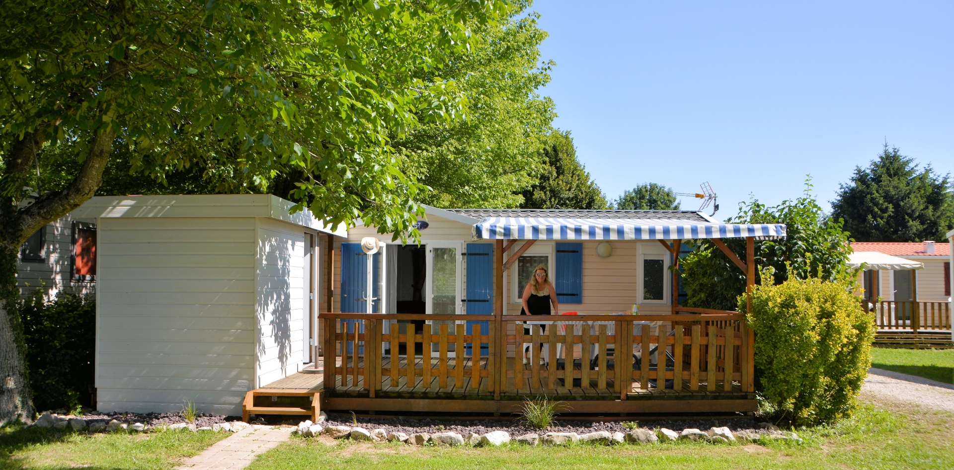 Vue extérieure du mobil-home Privilège 2 chambres, location vacances dans le Jura