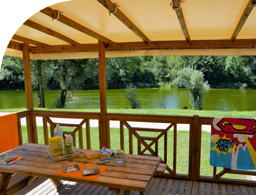 mobil-home Quattro avec terrasse en bois couverte en location au camping les Bords de Loue, en région Bourgogne-Franche-Comté 