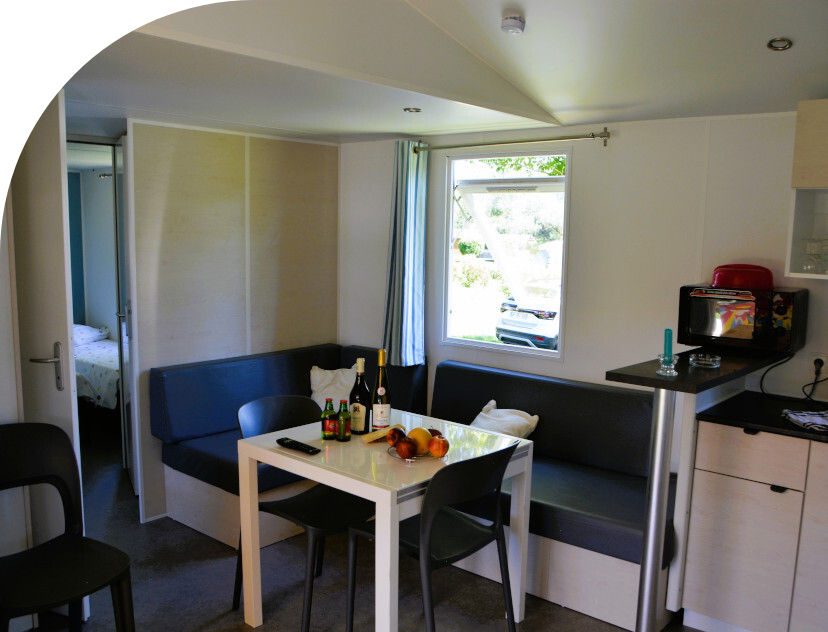 mobil-home Quattro avec terrasse en bois couverte en location au camping les Bords de Loue, en région Bourgogne-Franche-Comté 