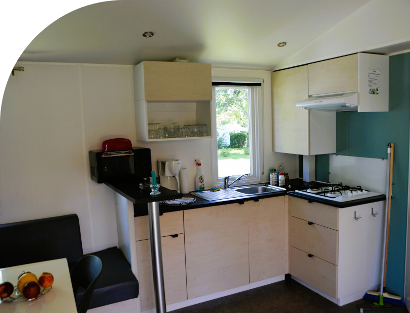 mobil-home Quattro avec terrasse en bois couverte en location au camping les Bords de Loue, en région Bourgogne-Franche-Comté 